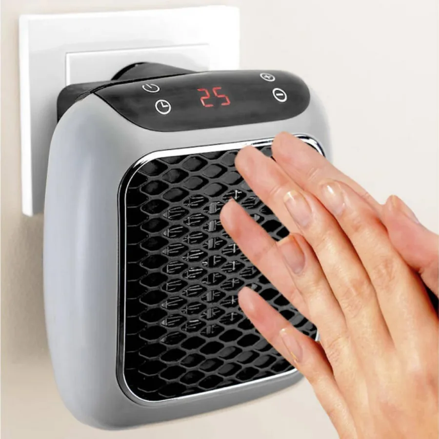 Hand spĂŒrt die warme Luft vor dem WellHeater, Display zeigt 25 Grad
