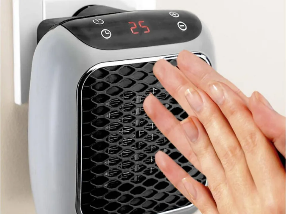 Hand wĂ€rmt sich vor dem WellHeater â WĂ€rme direkt am Arbeitsplatz